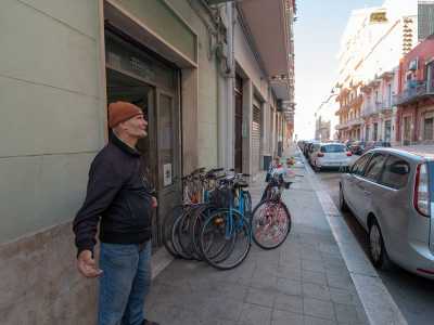 Incontriamo Tommaso in via Gorizia 18, stradina che unisce via Dalmazia a corso Sonnino, quasi all�altezza della chiesa di San Giuseppe